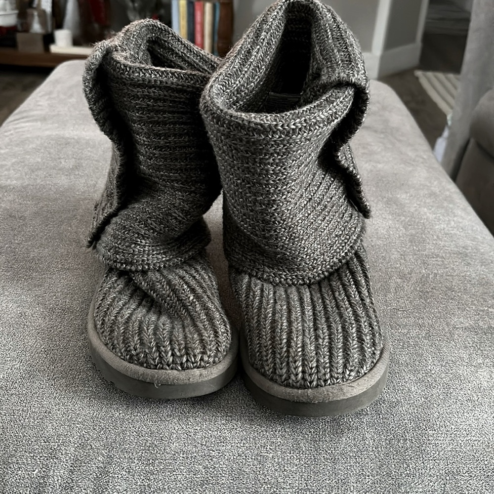 Gray sweater uggs